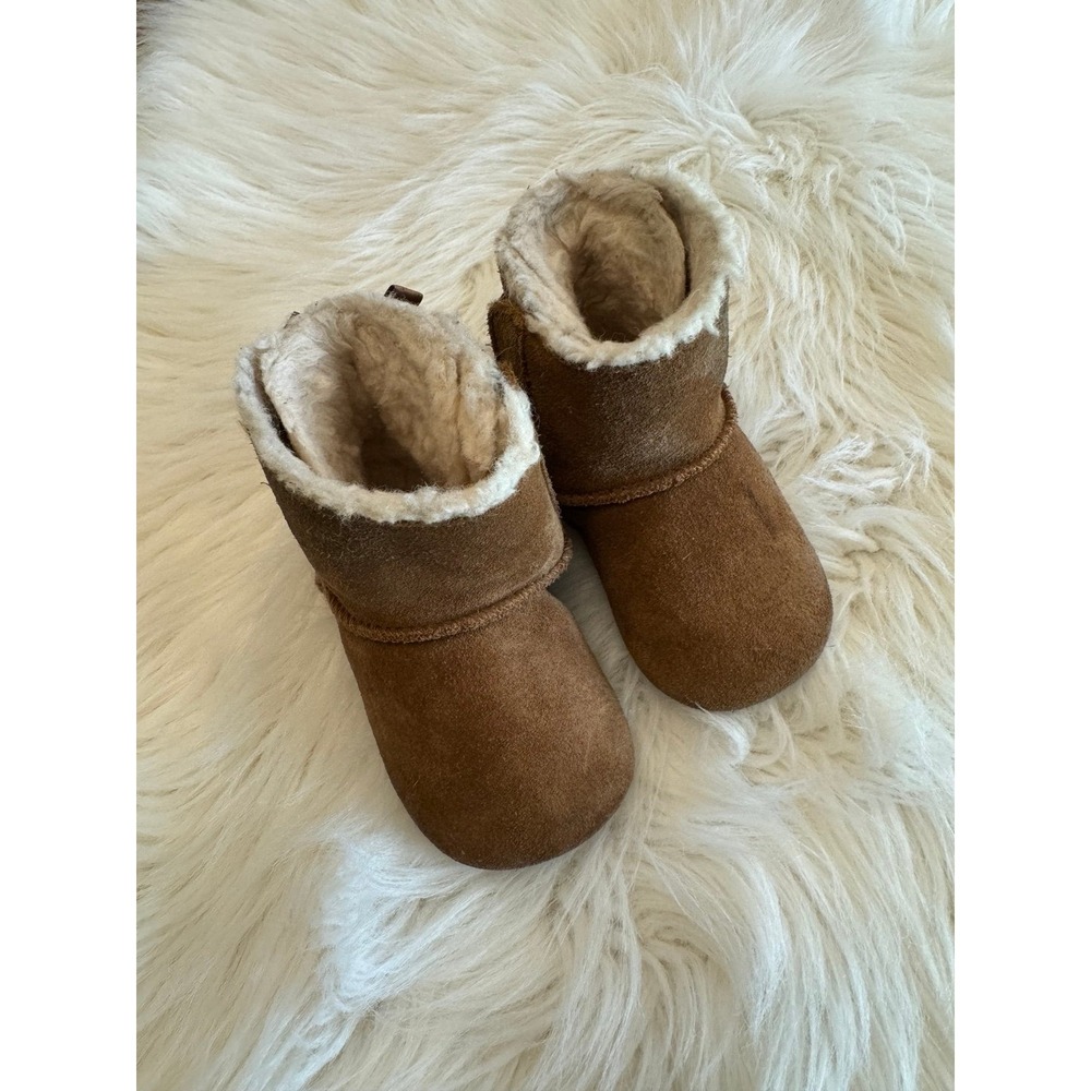 Ugg baby boots bow back size 2/3‎